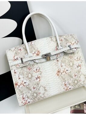 Pick ANY 2 purses for only $89. Limited Mother’s Day purse sets available 🎁